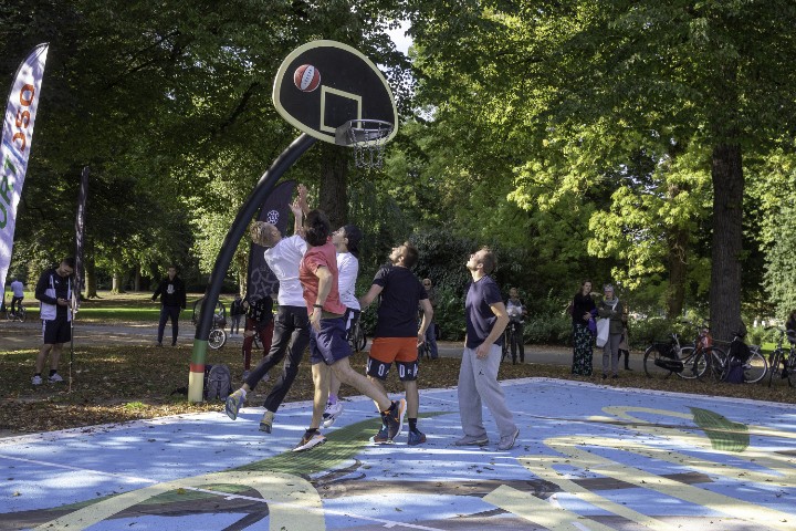 Gemeente om tafel met basketballers Noorderplantsoen