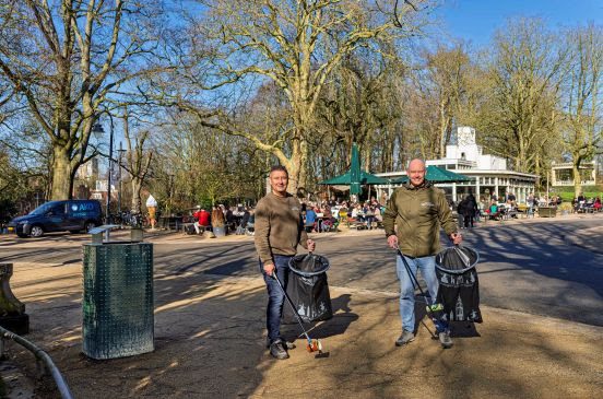 Zestien jaar samen het Noorderplantsoen schoonmaken: “We zijn een keer begonnen en nooit meer gestopt”