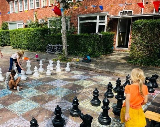 Ruimte voor ontmoeten en spelen op straat tijdens leefstraat