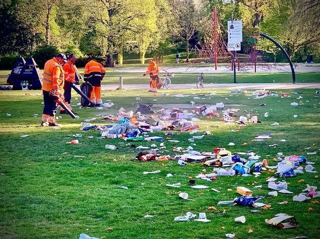 Omwonenden van het Noorder- plantsoen balen van de troep die in het park is achtergelaten na Koningsdag.